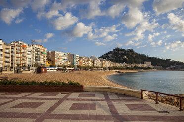 Spanien, Katalonien, Blanes, Strand und Hotels am Meer mit Promenadenterrasse - ABOF00169