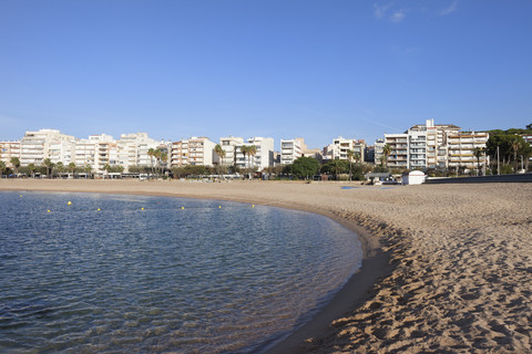 Spanien, Katalonien, Blanes, Strand und Meer im Ferienort an der Costa Brava, lizenzfreies Stockfoto