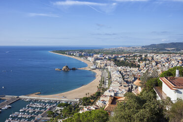 Spanien, Katalonien, Blanes, Badeort am Mittelmeer, Blick von oben - ABOF00171