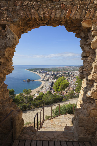 Spanien, Katalonien, Stadt Blanes, Blick durch das Tor der Burg St. John, lizenzfreies Stockfoto