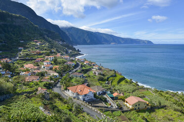 Portugal, Madeira, Blick auf Ponta Delgada an der Nordküste - RJF00669