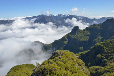 Portugal, Madeira, Blick von Bica da Cana auf die Berge - RJF00673