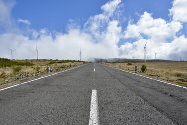 Portugal, Madeira, Straße auf dem zentralen Hochplateau Paul da Serra - RJF00675