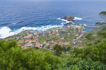 Portugal, Madeira, Blick auf Porto Moniz an der Nordküste - RJF00682