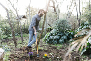 Mann im Garten, der eine Pause von der Gartenarbeit macht - JRFF01275