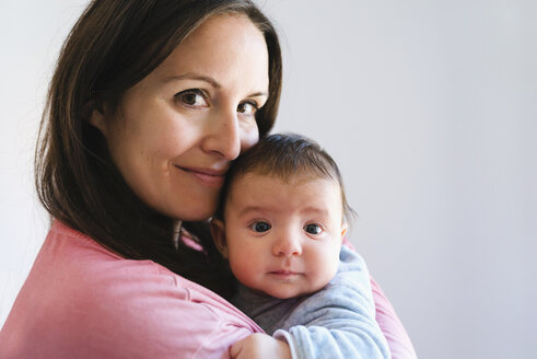 Glückliche Mutter hält ein süßes Baby - GEMF01524