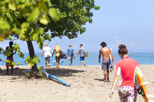 Indonesia, Bali, surfers walking to the ocean - KNTF00750