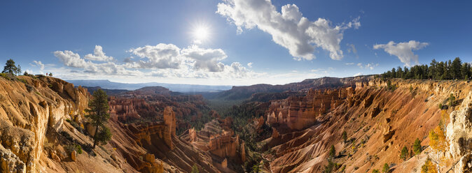 USA, Utah, Bryce Canyon National Park, Hoodoos im Amphitheater vom Rim Trail aus gesehen im Gegenlicht - FOF08992