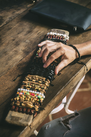 Indonesien, Frau wählt aus einem Sortiment von Armbändern, lizenzfreies Stockfoto