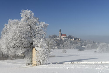 Deutschland, Bayern, Pfaffenwinkel, Frost am Pilgerweg nach Andechs - LBF01581