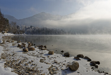 Deutschland, Bayern, Nebel am Kochelsee im Winter - LBF01583