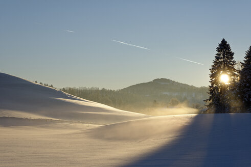 Deutschland, Bayern, Sonnenaufgang am Auerberg im Winter - LBF01586