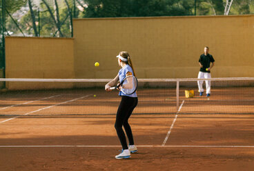 Teenagerin trainiert Tennis mit ihrem Lehrer - VABF01265