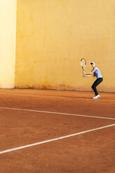 Teenager-Mädchen spielt Tennis auf dem Platz - VABF01267