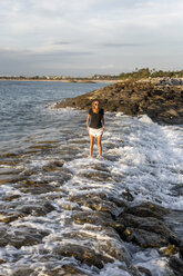 Indonesien, Bali, Frau im Meer stehend - KNTF00789