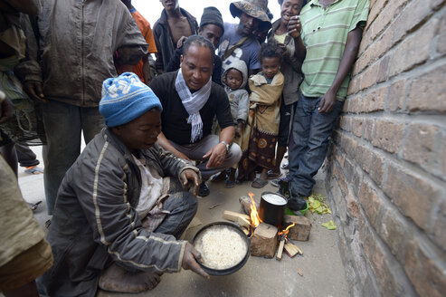 Madagaskar, Fianarantsoa, Sozialarbeiter im Gespräch mit einer Gruppe von Obdachlosen - FLKF00785
