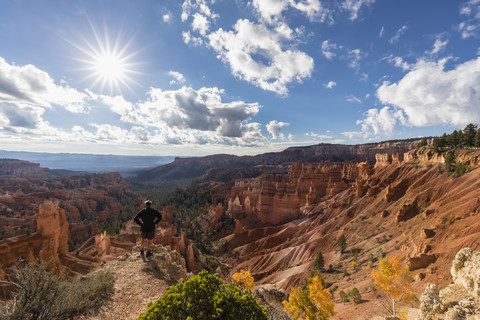 USA, Utah, Bryce Canyon National Park, Tourist betrachtet Hoodoos im Amphitheater am Rim Trail, lizenzfreies Stockfoto