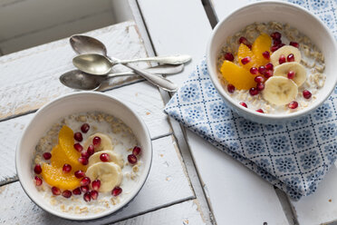 Eingeweichte Haferflocken in Milch mit Banane, Orange und Granatapfelkernen - YFF00657