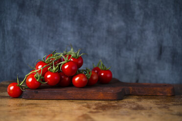 Tomatoes on wooden board - MYF01888