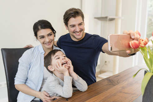 Glückliche Familie macht ein Selfie zu Hause - SHKF00724