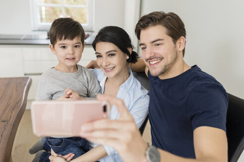 Glückliche Familie macht ein Selfie zu Hause - SHKF00725