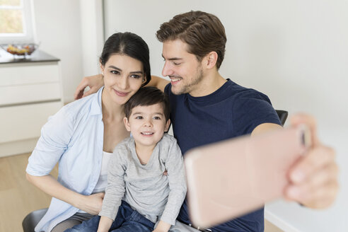 Glückliche Familie macht ein Selfie zu Hause - SHKF00727