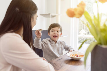 Mutter und Sohn beim Frühstück - SHKF00729