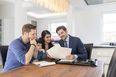 Beratungsgespräch mit der Familie zu Hause - SHKF00746