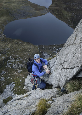 UK, Nordwales, Snowdonia, Craig Cwm Silyn, Bergsteiger auf der Outside Edge Route, lizenzfreies Stockfoto