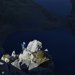 UK, Nordwales, Snowdonia, Craig Cwm Silyn, Bergsteiger auf der Outside Edge Route - ALRF00843