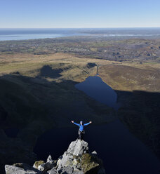 UK, Nordwales, Snowdonia, Craig Cwm Silyn, Bergsteiger auf der Outside Edge Route - ALRF00845