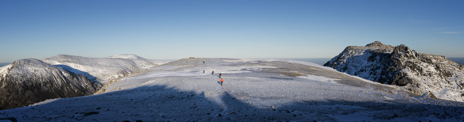 UK, North Wales, Snowdonia, Ogwen, Glyder Fawr, mountaineers on snow area - ALRF00855