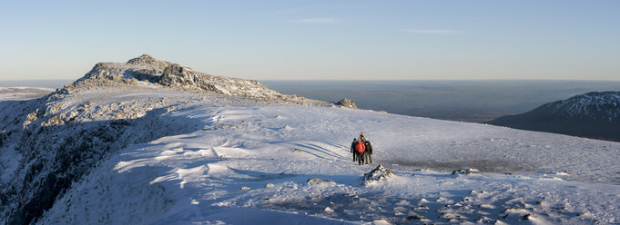 UK, North Wales, Snowdonia, Ogwen, Glyder Fawr, mountaineers on snow area - ALRF00856