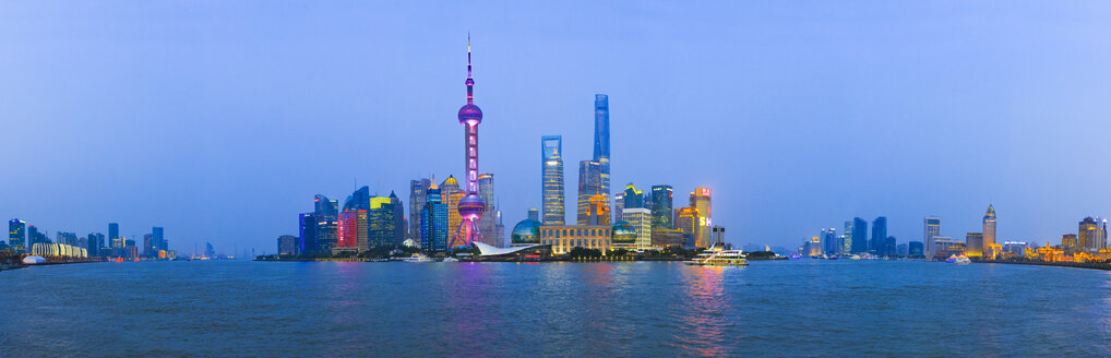 China, Shanghai, Panoramablick auf die Skyline von Pudong mit dem Huangpu-Fluss im Vordergrund in der Dämmerung - EAF00014