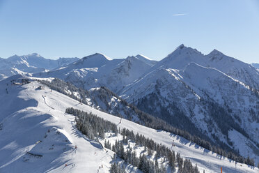 Österreich, Bundesland Salzburg, Bezirk St. Johann im Pongau, Blick von der Bergstation Fulseck auf die Berge im Winter - MABF00449