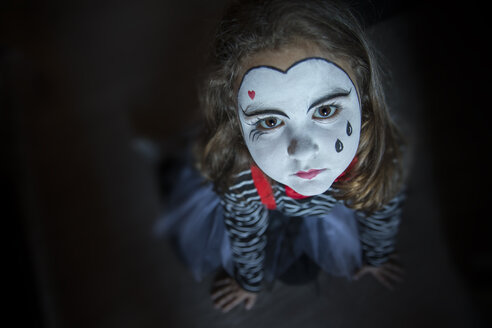 Porträt eines traurigen kleinen Mädchens, das wie ein Harlekin gekleidet ist - ERLF00201