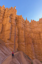 USA, Utah, Bryce Canyon National Park, tourist looking at hoodoos at Navajo Loop Trail - FOF09017