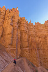 USA, Utah, Bryce Canyon National Park, Tourist schaut sich Hoodoos am Navajo Loop Trail an - FOF09017