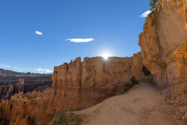 USA, Utah, Bryce Canyon National Park, Hoodoos am Navajo Loop Trail - FOF09023