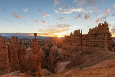 USA, Utah, Bryce Canyon National Park, Thors Hammer und andere Hoodoos im Amphitheater bei Sonnenaufgang, gesehen vom Navajo Loop Trail - FOF09024