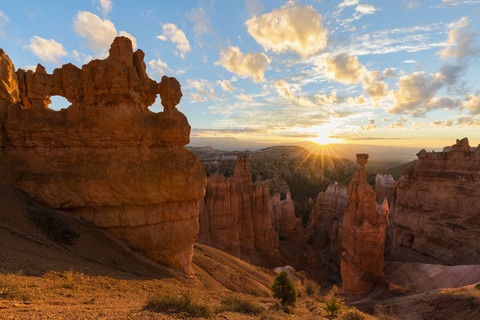 USA, Utah, Bryce Canyon National Park, Thors Hammer und andere Hoodoos im Amphitheater bei Sonnenaufgang, gesehen vom Navajo Loop Trail, lizenzfreies Stockfoto