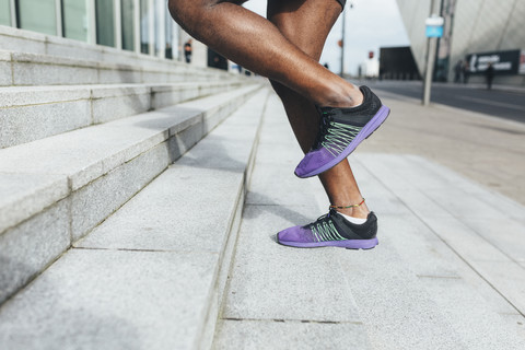 Nahaufnahme eines Mannes, der eine Treppe hinaufläuft, lizenzfreies Stockfoto