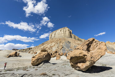 USA, Arizona, Glen Canyon National Recreation Area, Tourist beim Fotografieren von Felsformationen am NP 230 Road to Alstrom Point - FOF09034