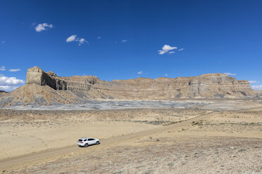 USA, Arizona, Glen Canyon National Recreation Area, Felsformationen und SUV auf der NP 230 Road zum Alstrom Point - FOF09035