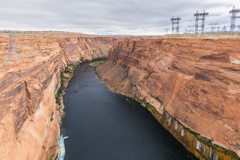 USA, Arizona, Colorado River, Lake Powell, Glen Canyon Dam, Raftingboote und Strommasten, lizenzfreies Stockfoto