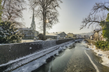 Deutschland, Bayern, Prien am Chiemsee im Winter - THAF01905