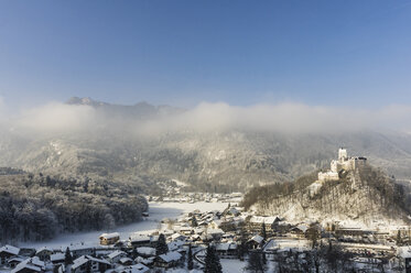 Deutschland, Bayern, Aschau, Schloss Hohenaschau im Winter - THAF01910