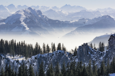 Deutschland, Bayern, Aschau, Winterlandschaft von der Kampenwand aus gesehen, lizenzfreies Stockfoto
