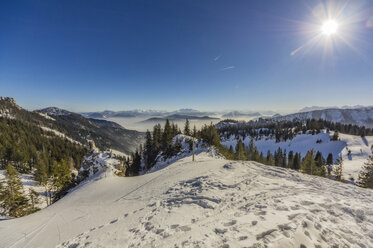 Deutschland, Bayern, Aschau, Winterlandschaft von der Kampenwand aus gesehen - THAF01913