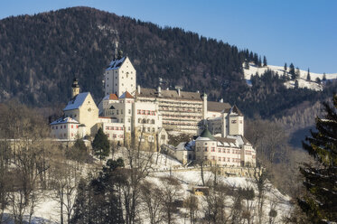 Deutschland, Bayern, Aschau, Schloss Hohenaschau im Winter - THA01921